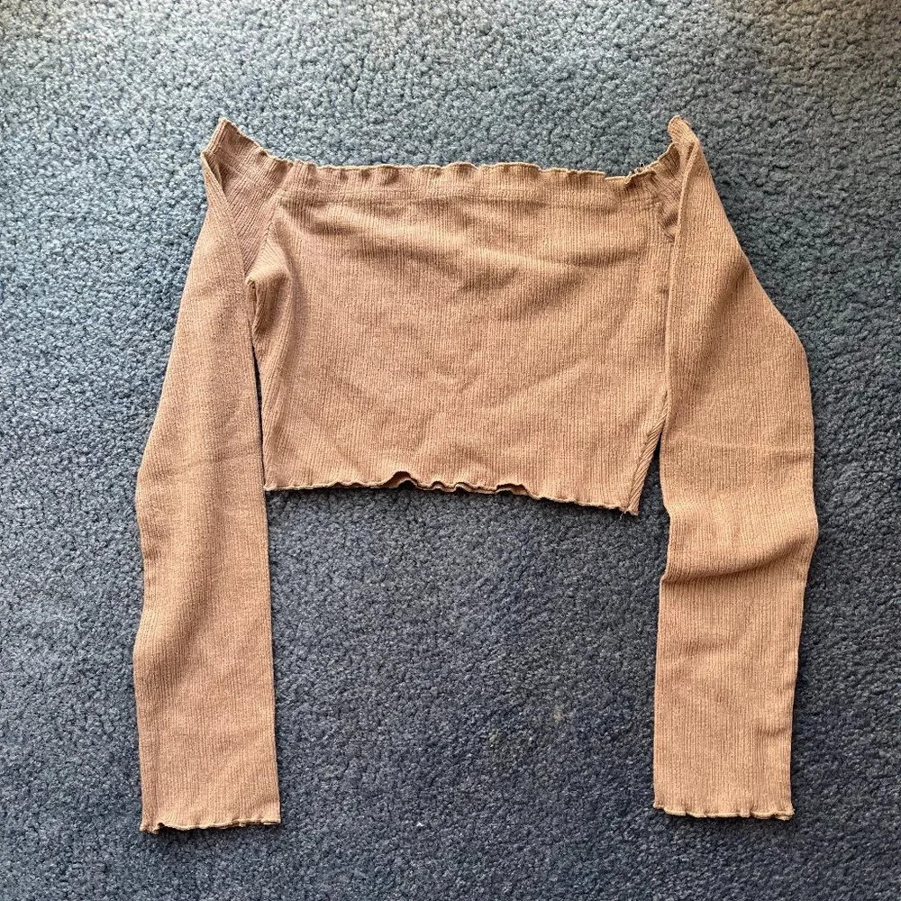 Grey off the shoulders long sleeve crop top